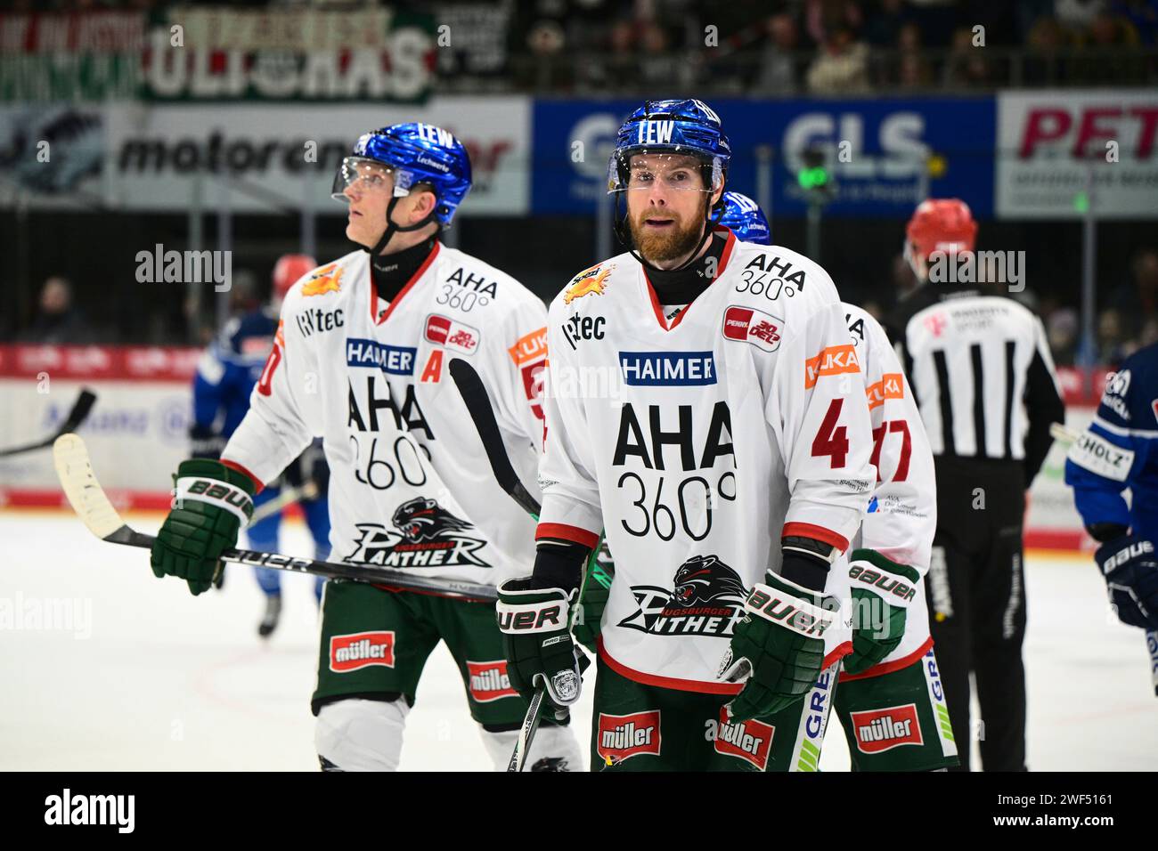 Schwenningen, Deutschland. Januar 2024. Enttaeuscht, frustriert (v.l.n.r.) Alexander Oblinger (Augsburger Panther #50) Jordon Southorn (Augsburger Panther #4) Schwenninger Wild Wings gegen Augsburger Panther, Eishockey, DEL, 42. Spieltag, Saison 2023/2024, 28.01.2024 Foto: Eibner-Pressefoto/Sven Laegler Credit: dpa/Alamy Live News Stockfoto