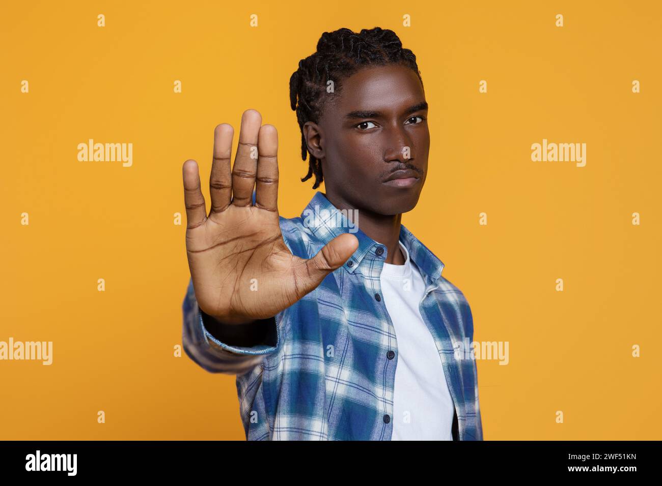 Keine Diskriminierung. Porträt Des Jungen Schwarzen Mannes, Der Die Stop-Geste An Der Kamera Zeigt Stockfoto