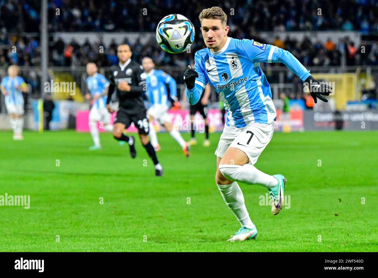 Julian Guttau (TSV 1860, 7) am Ball, 28.01.2024, München (Deutschland), Fussball, 3. LIGA, TSV 1860 MÜNCHEN - SV SANDHAUSEN, DFB/DFL-VORSCHRIFTEN VERBIETEN JEDE VERWENDUNG VON FOTOGRAFIEN ALS BILDSEQUENZEN UND/ODER QUASI-VIDEO. Stockfoto