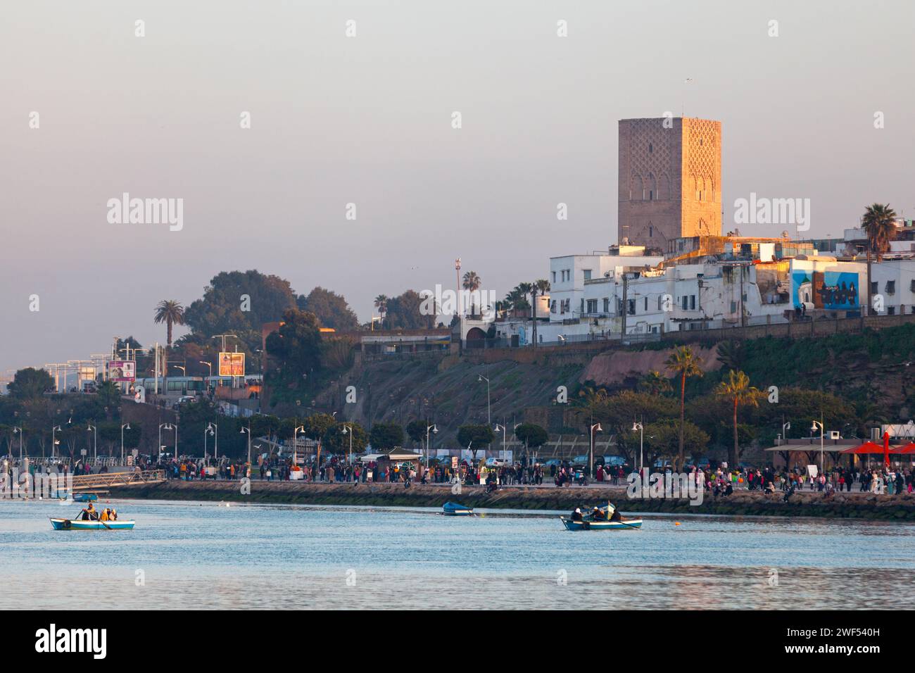 Rabat, Marokko - 27. Januar 2019: Fluss Bou Regreg mit dem Hassan-Turm. Stockfoto