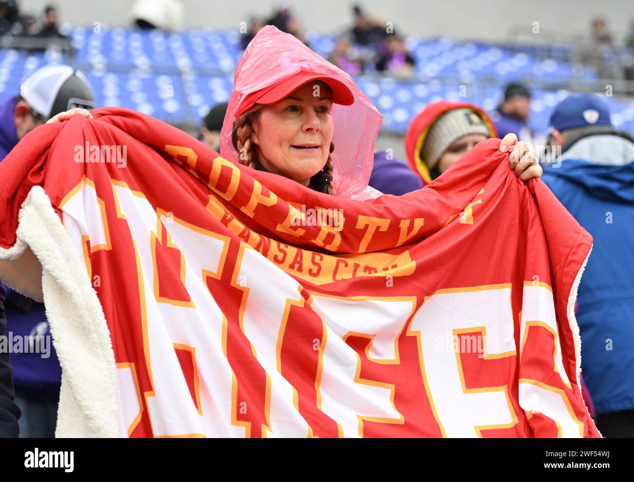 Baltimore, Usa. Januar 2024. Ein Fan der Kansas City Chiefs bejubelt ihr Team vor dem Start des AFC Championship Game 2024 gegen die Baltimore Ravens im M&T Bank Stadium in Baltimore, Maryland am Sonntag, den 28. Januar 2024. Foto: David Tulis/UPI Credit: UPI/Alamy Live News Stockfoto