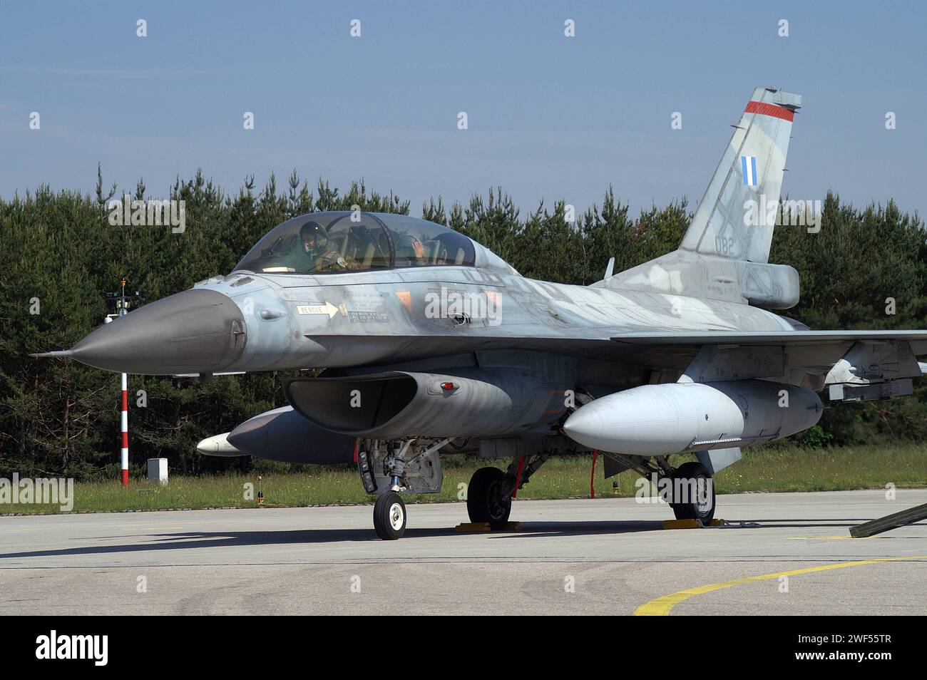 Ein Kampfflugzeug der griechischen Luftwaffe vom Typ Lockheed Martin F-16 Fighting Falcon. Ein zweisitziges Kampfflugzeug der griechischen Luftwaffe vom Typ Lockheed Martin F-16 Fighting Falcon. Der Kampfjet ist auf dem Fliegerhorst Lechfeld während der NATO-Luftwaffenübung ELITE Electronic Warfare Live Training Übung stationiert. *** Eine griechische Luftwaffe Lockheed Martin F 16 Kampfflugzeug Falcon Eine griechische Luftwaffe Lockheed Martin F 16 Kampfflugzeug Falcon Zweisitzer Kampfflugzeug der Kampfjet ist während der NATO-Luftwaffe ELITE Electronic Warfare Live auf der Lechfeld Air Base stationiert Stockfoto