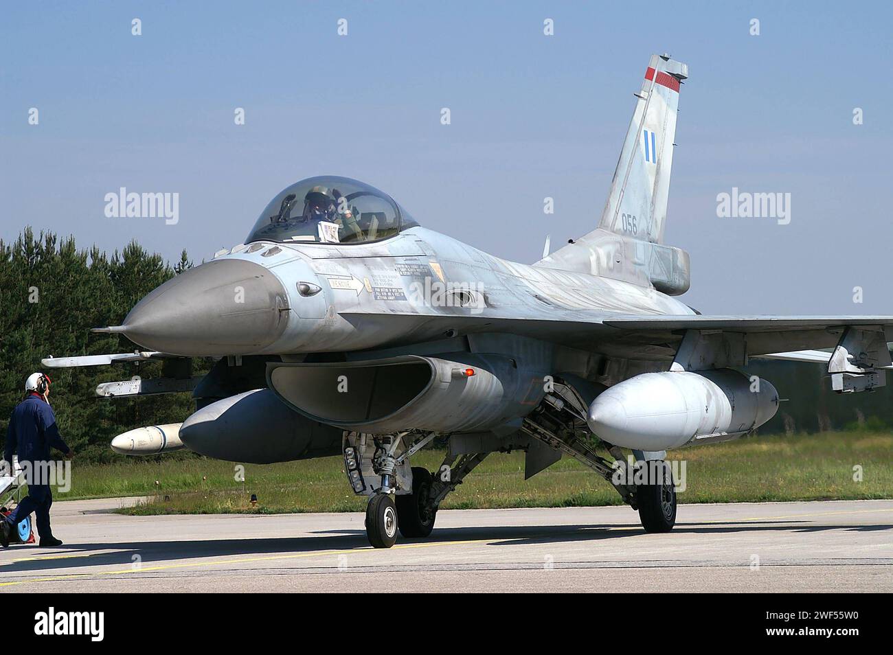 Ein Kampfflugzeug der griechischen Luftwaffe vom Typ Lockheed Martin F-16 Fighting Falcon. Ein Kampfflugzeug der griechischen Luftwaffe vom Typ Lockheed Martin F-16 Fighting Falcon. Der Kampfjet ist auf dem Fliegerhorst Lechfeld während der NATO-Luftwaffenübung ELITE Electronic Warfare Live Training Übung stationiert. *** Ein Lockheed Martin F 16 Kampfflugzeug der griechischen Luftwaffe Ein Lockheed Martin F 16 Kampfflugzeug der griechischen Luftwaffe das Kampfflugzeug ist während der NATO-Luftwaffe ELITE Electronic Warfare Live Training E auf der Luftwaffenbasis Lechfeld stationiert Stockfoto
