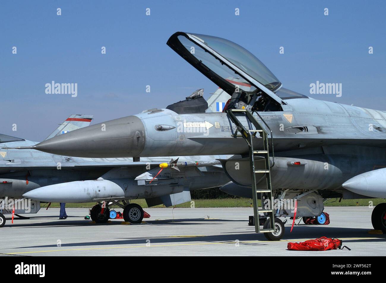 Ein Kampfflugzeug der griechischen Luftwaffe vom Typ Lockheed Martin F-16 Fighting Falcon. Ein Kampfflugzeug der griechischen Luftwaffe vom Typ Lockheed Martin F-16 Fighting Falcon. Der Kampfjet ist auf dem Fliegerhorst Lechfeld während der NATO-Luftwaffenübung ELITE Electronic Warfare Live Training Übung stationiert. Die Cockpitkanzel ist offen. *** Ein Lockheed Martin F 16 Kampfflugzeug der griechischen Luftwaffe Ein Lockheed Martin F 16 Kampfflugzeug der griechischen Luftwaffe das Kampfflugzeug ist während der NATO ELITE Electronic Warfare Live auf der Lechfeld Air Base stationiert Stockfoto