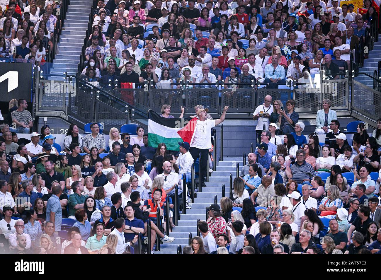 Paris, Frankreich. Januar 2024. Demonstrators for Free Palestine während des Australian Open AO 2024 Grand Slam Tennis Turniers am 27. Januar 2024 im Melbourne Park in Australien. Quelle: Victor Joly/Alamy Live News Stockfoto