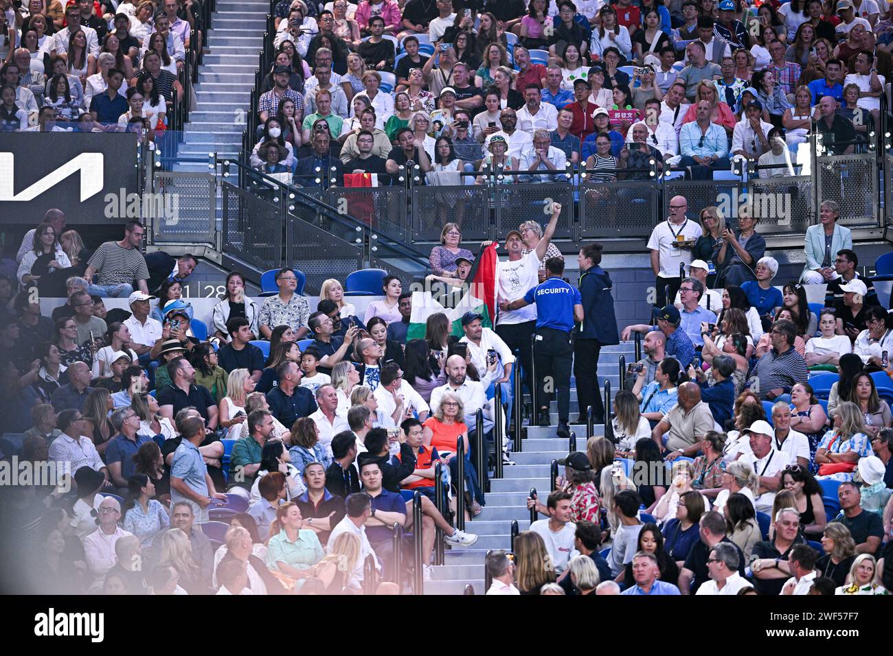 Paris, Frankreich. Januar 2024. Demonstrators for Free Palestine während des Australian Open AO 2024 Grand Slam Tennis Turniers am 27. Januar 2024 im Melbourne Park in Australien. Quelle: Victor Joly/Alamy Live News Stockfoto