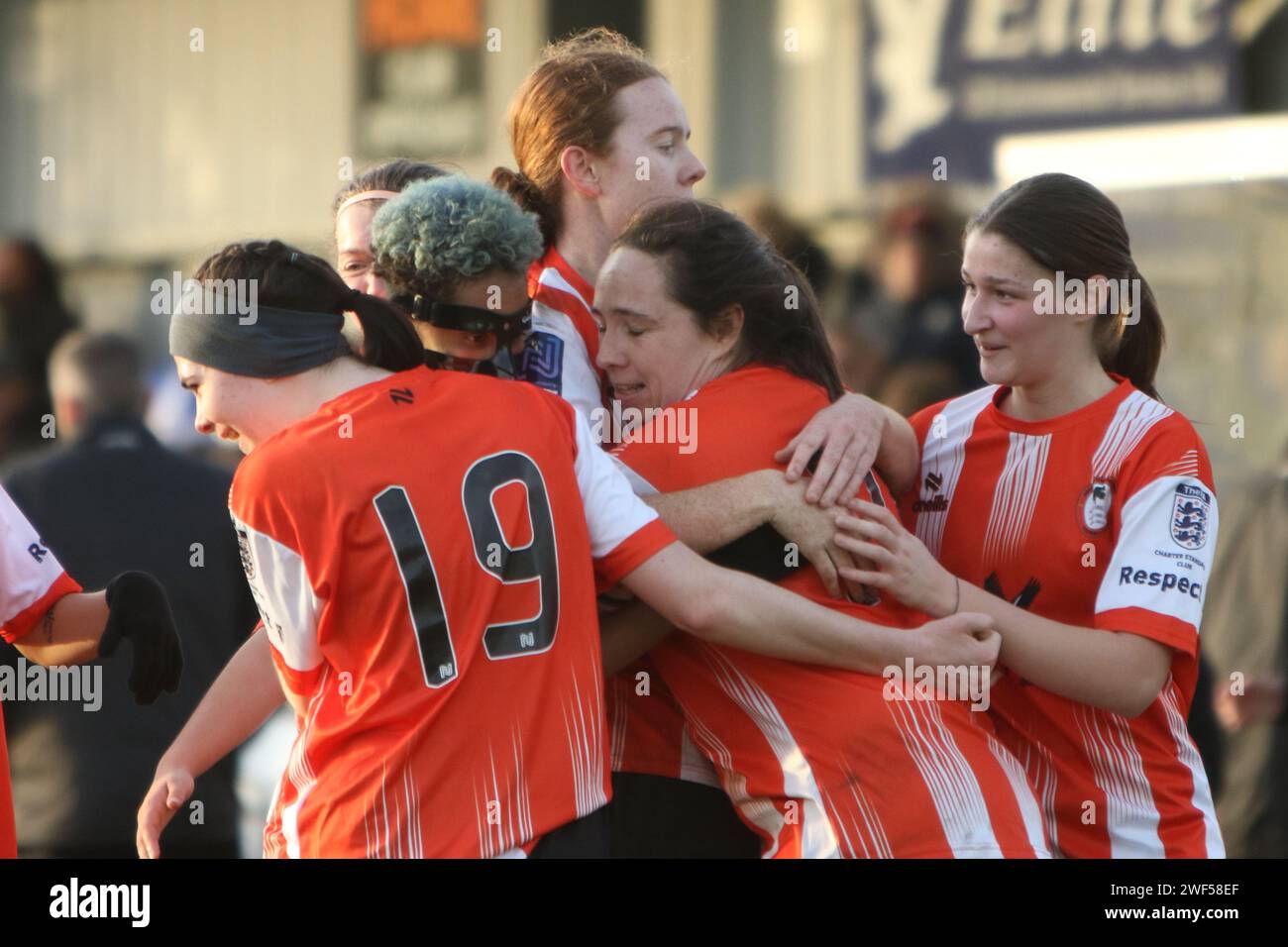 Anya Kinnane (Mitte) feiert das Tor für Ashford Town (Middx) Women FC gegen London Seaward FC, FA Women's National League FAWNL, 28. Januar 2024 Stockfoto