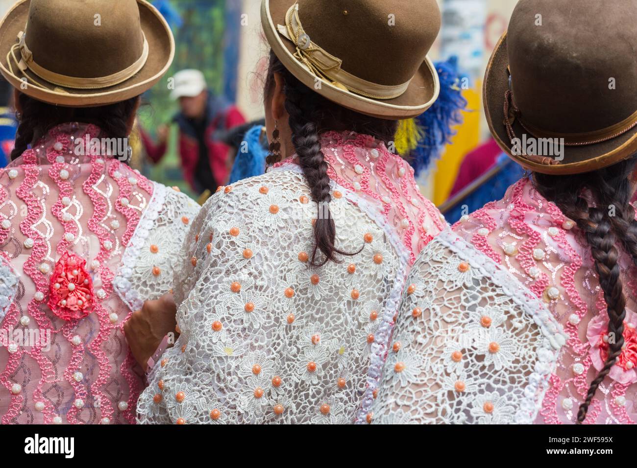 PUNO, PERU - CA. AUGUST 2018: Authentischer farbenfroher Karneval auf den Straßen von Puno, Peru. Eines der Spätsommerfeste am Ufer des hohen Altut Stockfoto