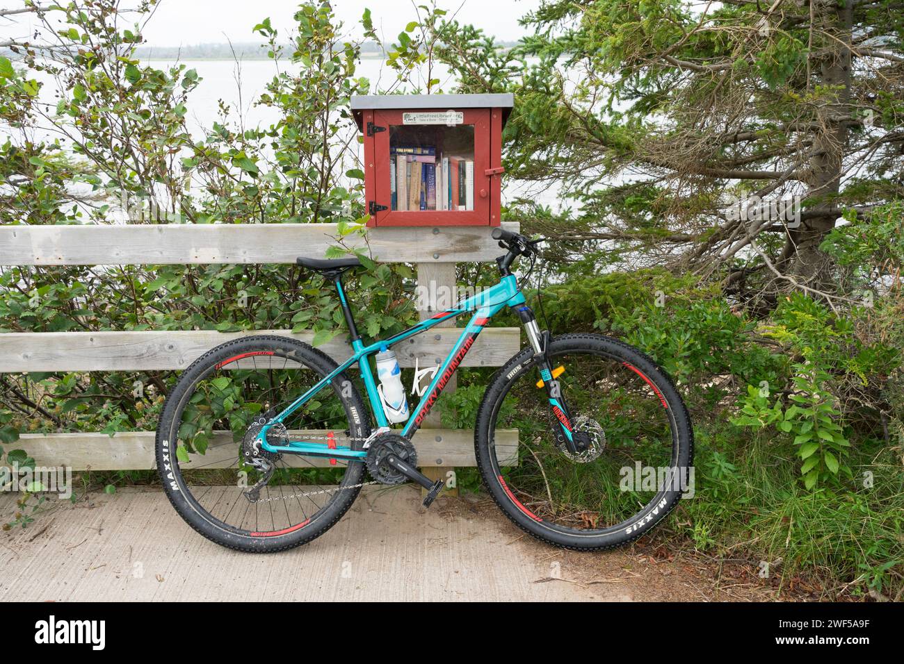 Mountainbike lehnt sich an eine Gemeinschaftsbibliothek in Stanhope, PEI, Kanada Stockfoto
