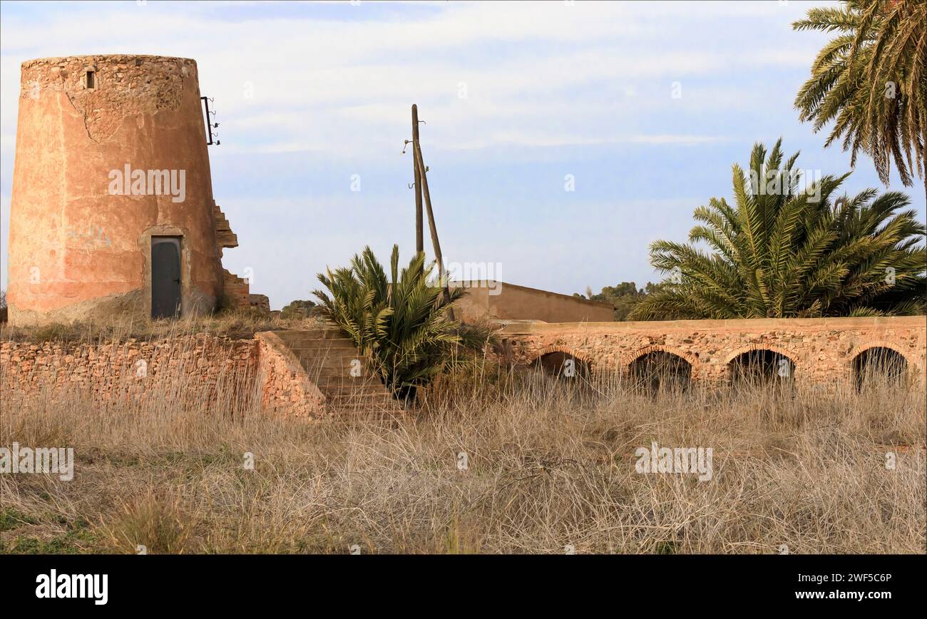 Wasserpumpturm und Aquädukt verfallen Stockfoto