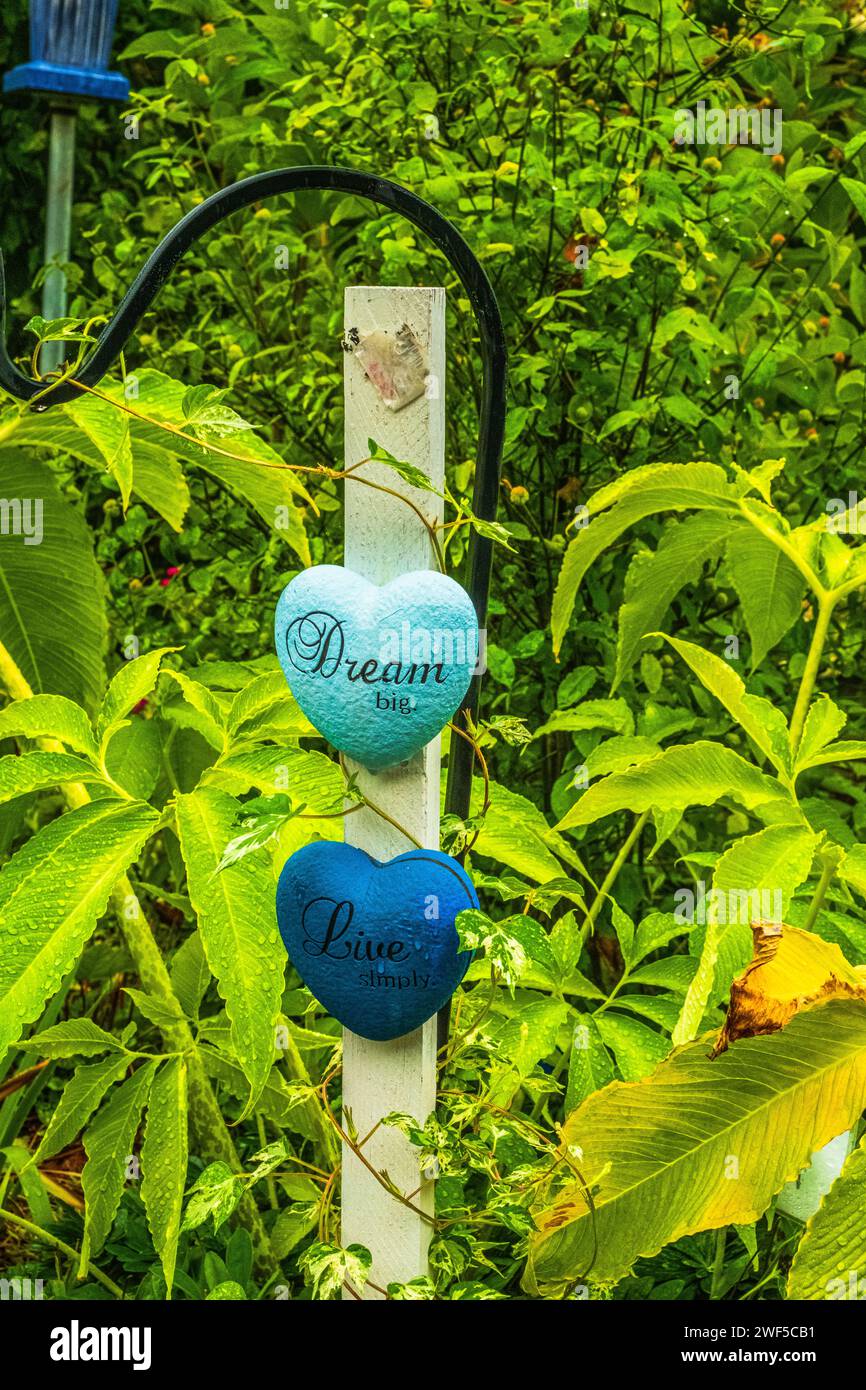 Gartendekoration im Blumenden Bridge Garden, Lake Lure North Carolina Stockfoto