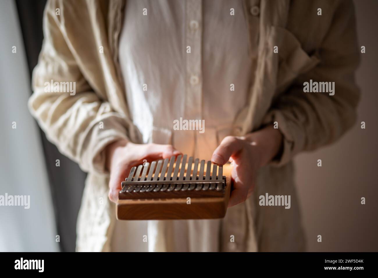 Nahaufnahme weiblicher Entspannungs-Metalltasten, die Klänge, Rhythmus, ethnische Musik erzeugen Stockfoto