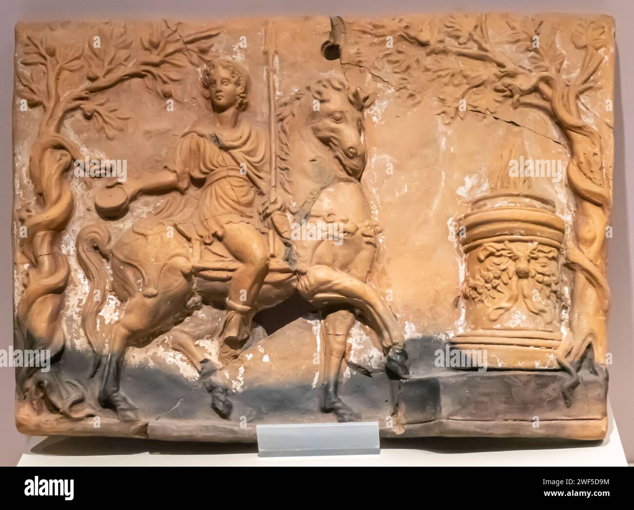 Relief Pinax mit einem Held auf einem Pferd, der eine Schlange auf einem Baum aus Ephesus aus der antiken römischen Zeit füttert Stockfoto