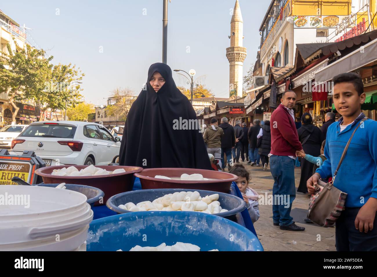 Frau gekleidet in Hijab-Straßenverkäufer im Zentrum von Urfa Sanliurfa im Südosten der Türkei Stockfoto