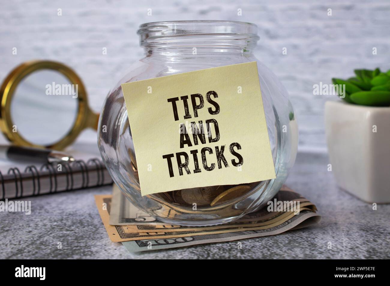 Tipps und Tricks Konzept für Desktop-Arbeitsplätze mit Bürobedarf. Stockfoto