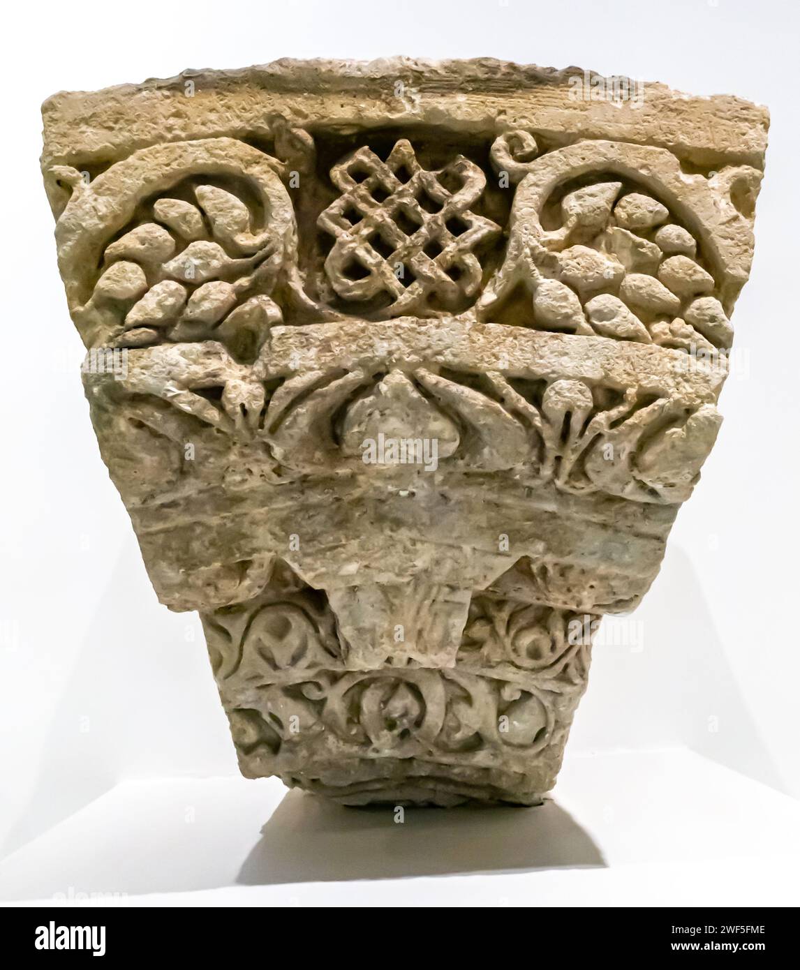 Architektonisches Element aus Harran mit Dekor, islamische Zeit, Kalkstein, Sanliurfa-Zeit Stockfoto