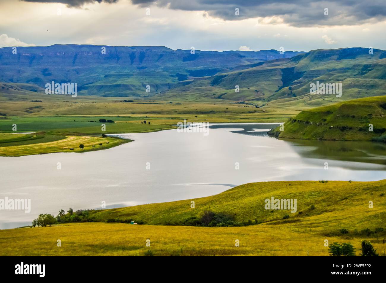 Drakensberger Berghang und Glockenturm Staudamm um Cathkin Peak Stockfoto