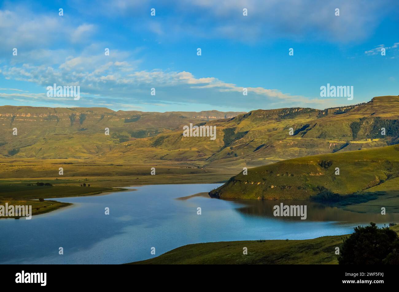 Drakensberger Berghang und Glockenturm Staudamm um Cathkin Peak Stockfoto