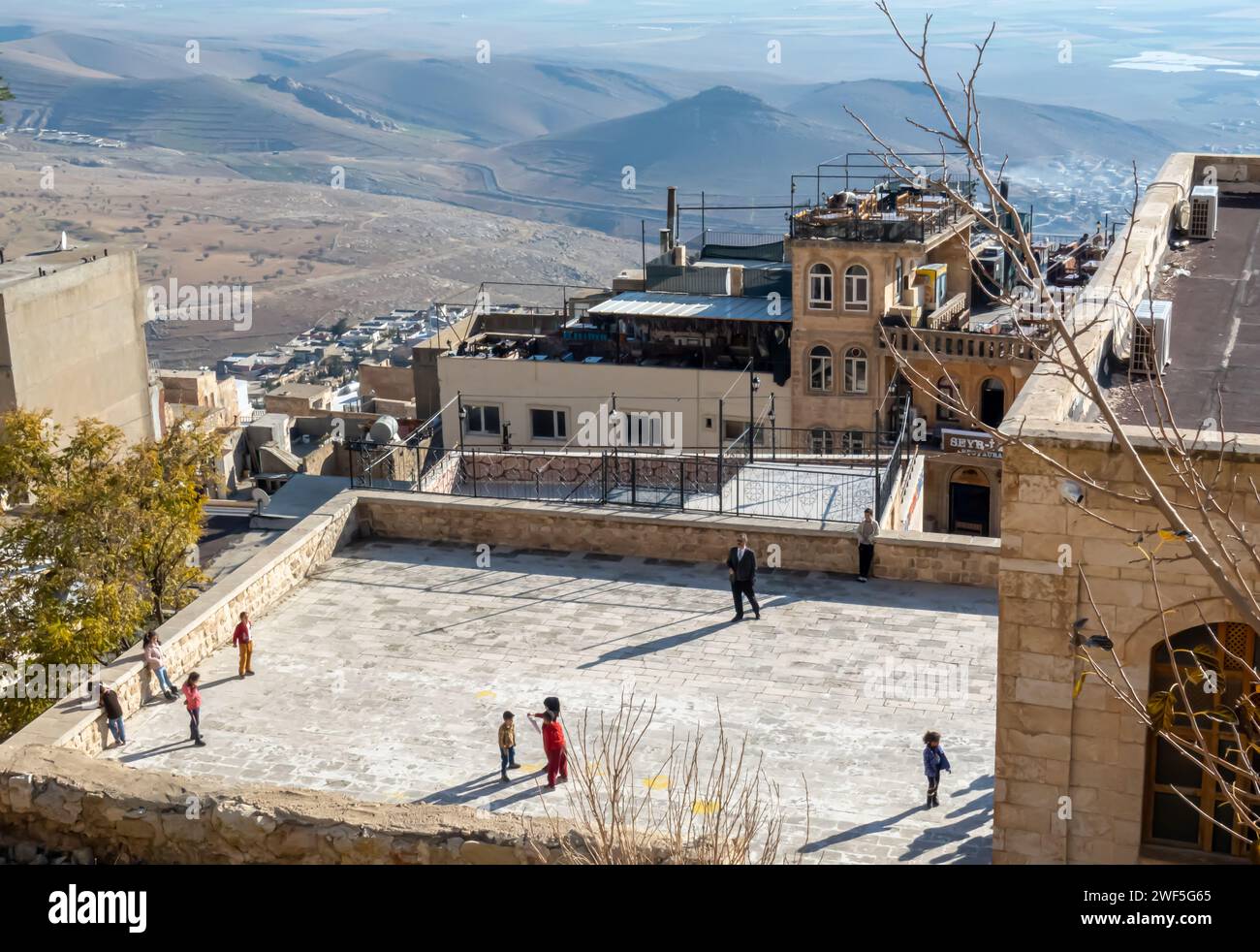 Schulkinder spielen Fußball auf dem Dach in der historischen Stadt Mardin im Südosten der Türkei Stockfoto