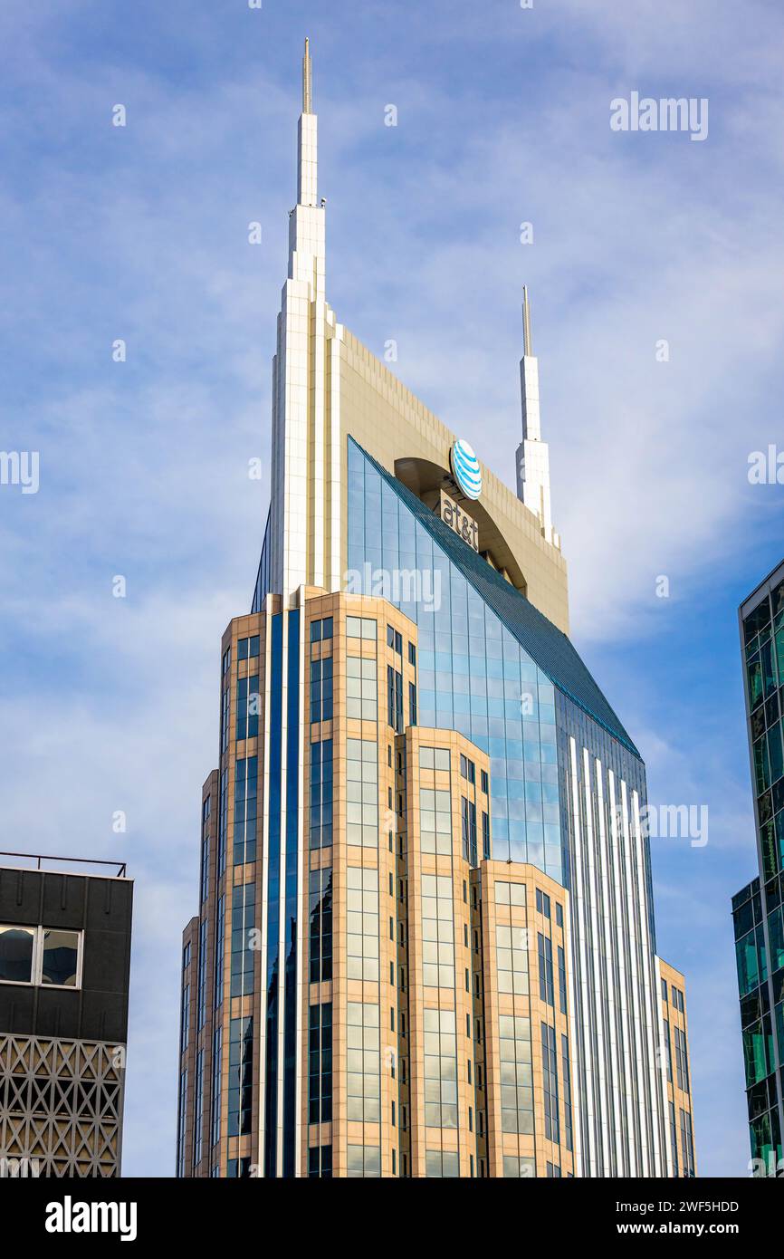 Nashville, TN, USA - 12-24-2023: Blick auf das berühmte Wolkenkratzergebäude in Nashville, bekannt als batman Building Stockfoto