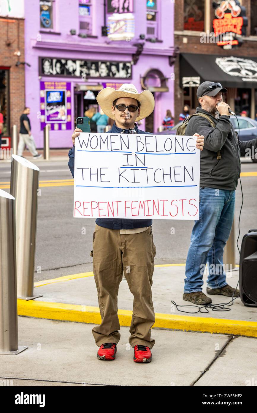 Nashville, TN, USA - 24. 12. 2023: Männlicher Demonstrant in der Innenstadt von Nashville gegen Feministinnen mit Schild am Tag Stockfoto
