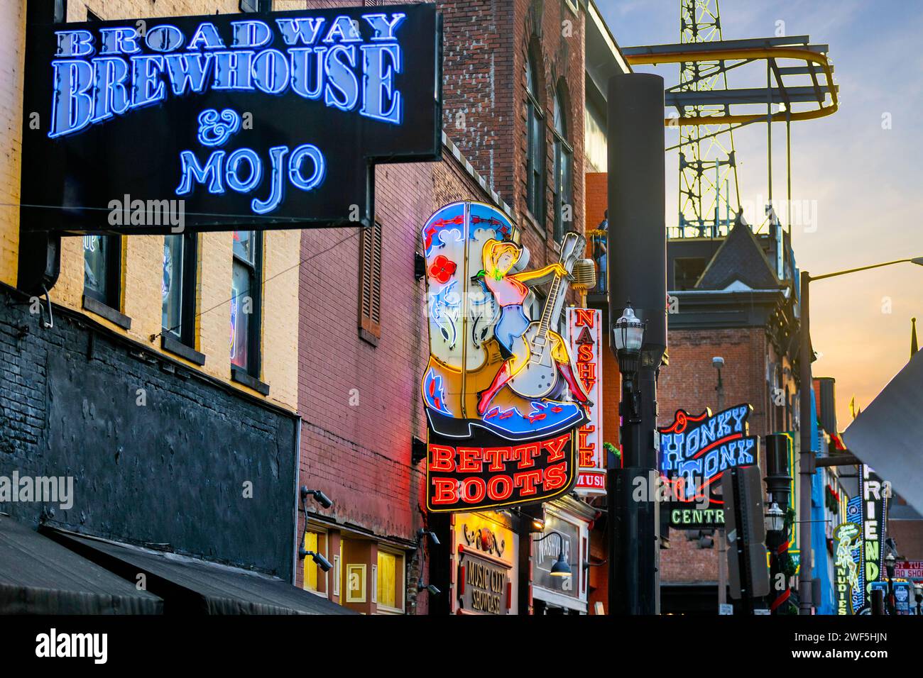 Nashville, TN, USA - 24.12.2023: Berühmte Neon-Zeichen der Blues-Clubs in der Beale Street am Tag in der Innenstadt von Nashville Stockfoto