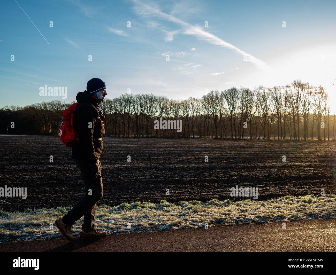 Malden, Gelderland, Niederlande. Januar 2024. Ein Mann wird an einem sehr kalten Morgen beim Wandern gesehen. Nachdem drei benannte Stürme (Sturm Henk, Sturm Jocelyn und Sturm Isha) im Januar durch die Niederlande gezogen wurden, haben an diesem Wochenende die eisigen Temperaturen in der Nacht die Landschaft in weiße Landschaften verwandelt. Am Sonntagmorgen genossen Wanderer und Biker bei ihren Outdoor-Sportarten sonnige und kalte Temperaturen. (Credit Image: © Ana Fernandez/SOPA Images via ZUMA Press Wire) NUR REDAKTIONELLE VERWENDUNG! Nicht für kommerzielle ZWECKE! Stockfoto