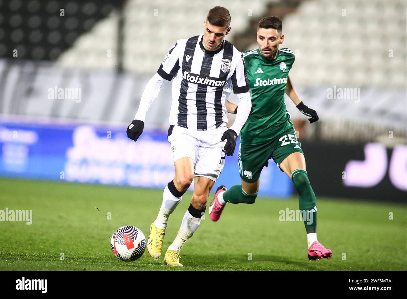 Thessaloniki, Griechenland. Januar 2024. Kiril Despodov (links) und Panathinaikos-Spieler Filip Mladenovic in Aktion während eines griechischen Fußballspiels der Superliga zwischen PAOK FC und Panathinaikos FC. Das Spiel endete mit 2:1. (Kreditbild: © Giannis Papanikos/ZUMA Press Wire) NUR REDAKTIONELLE VERWENDUNG! Nicht für kommerzielle ZWECKE! Stockfoto