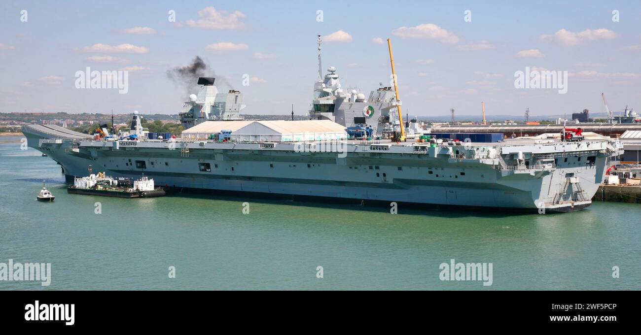 Blick auf die Flugzeugträgerin HMS Queen Elizabeth. Dies ist das größte und mächtigste Schiff, das jemals für die Royal Navy in Portsmouth gebaut wurde Stockfoto