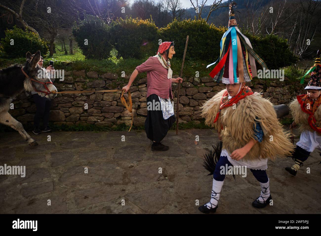 Ituren, Spanien. Januar 2024. Ein maskierter Mann geht mit seinem Esel während des Karnevals von Ituren 2024. (Foto von Elsa A Bravo/SOPA Images/SIPA USA) Credit: SIPA USA/Alamy Live News Stockfoto