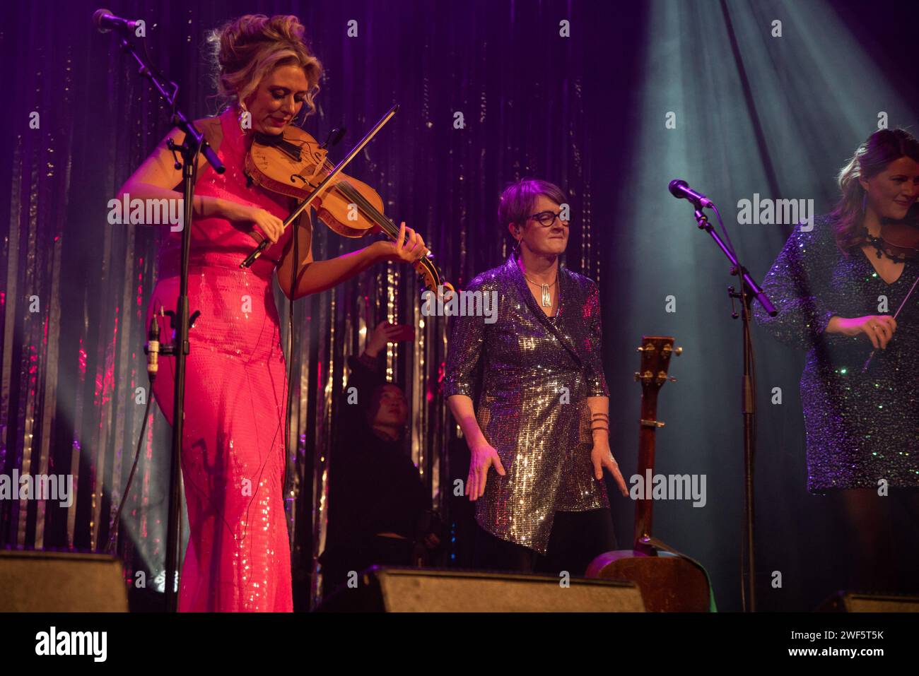 Glasgow Schottland. 21. Januar 2024. Die schottische Geigerin Aileen Reid und die Sängerin Karine Polwart traten mit Kinnaris Quintet, der schottischen Folk Band, auf dem Old Fruitmarket bei Celtic Connections 2024 auf. Foto Pauline Keightley/Alamy. Stockfoto