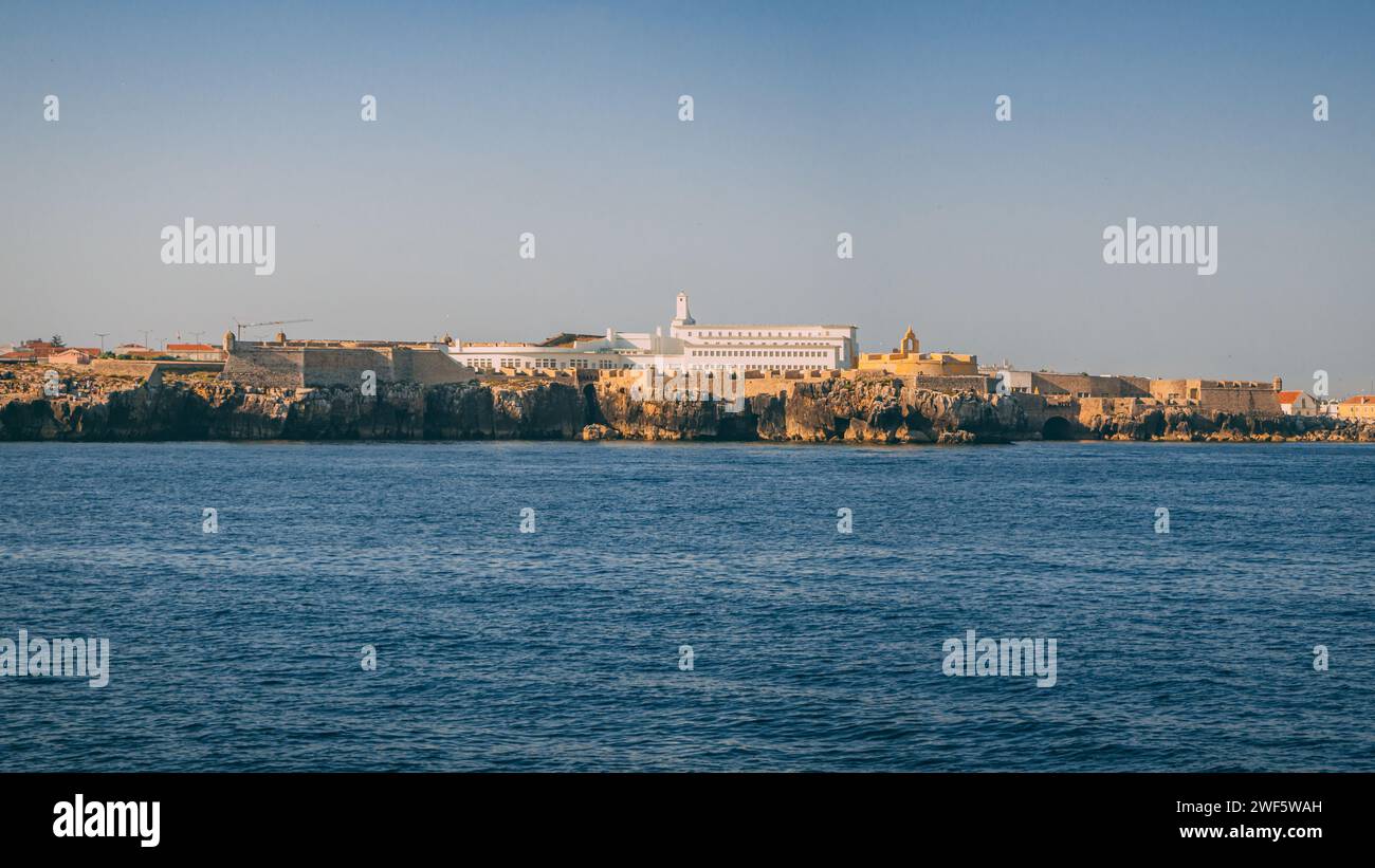 Zerklüftete felsige Küste und farbenfrohe Häuser im Zentrum von Peniche in Portugal Stockfoto