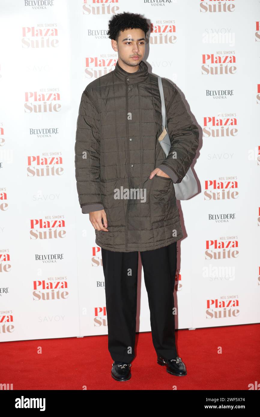 London, Großbritannien. Januar 2024. Archie Madekwe nimmt an der Galavorstellung der Plaza Suite im Savoy Theatre in London Teil Credit: John Davies/Alamy Live News Stockfoto