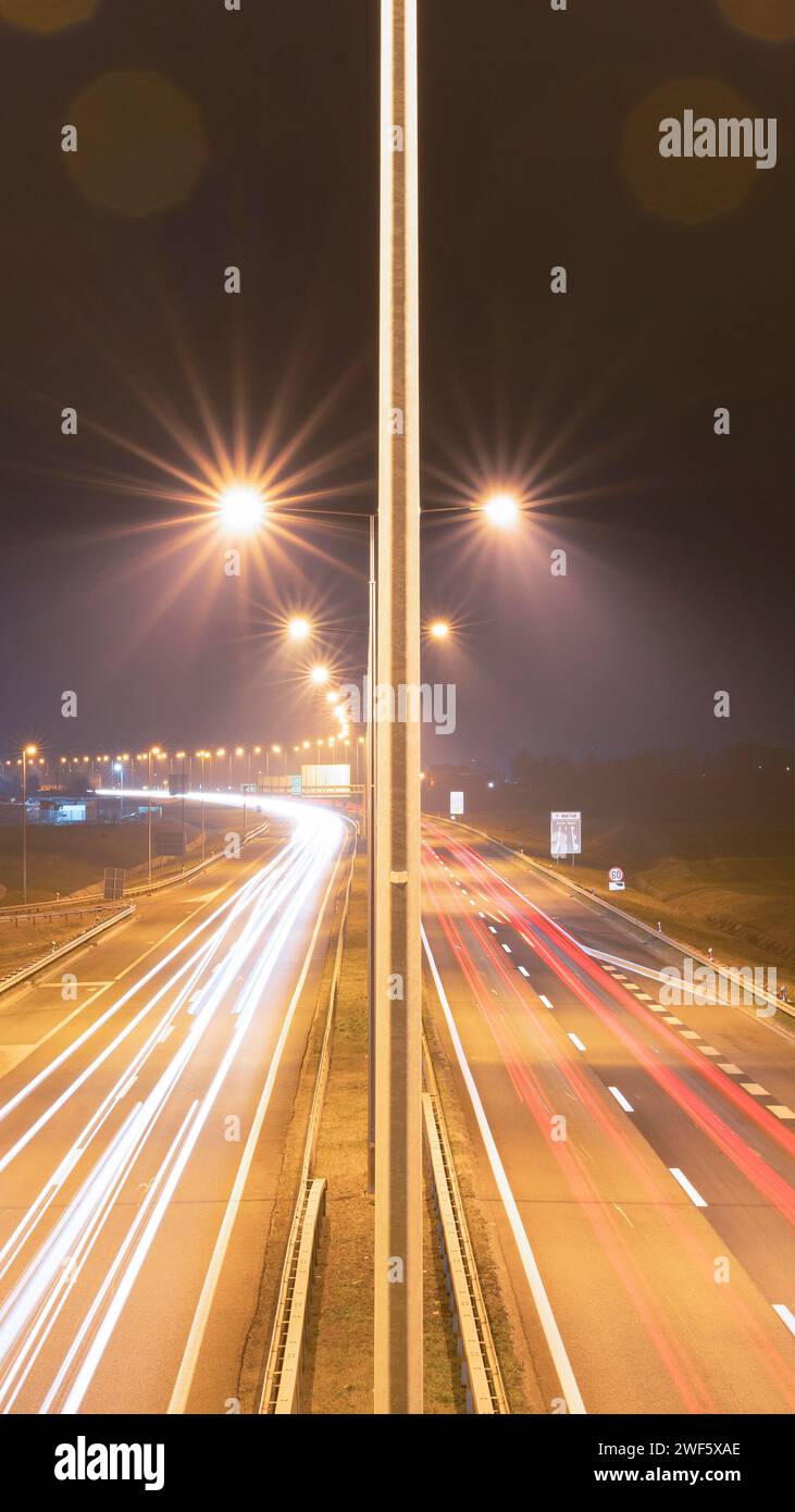 Straßenbahnlinien bei Nacht, vertikaler Hintergrund Stockfoto