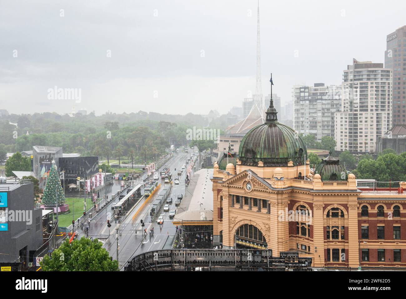 Blick auf den Bahnhof Flinders Street und die Swanston Street in Richtung Yarra River und Queen Victoria Gardens, Melbourne, Australien Stockfoto