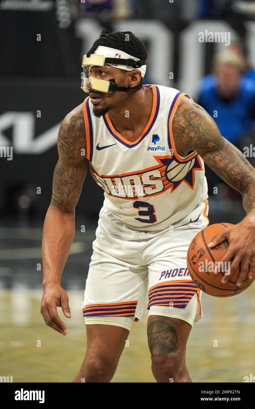 Orlando, Florida, USA, 28. Januar 2024, Phoenix Suns Wache Bradley Beal #3 sucht einen Pass im Kia Center. (Foto: Marty Jean-Louis/Alamy Live News Stockfoto