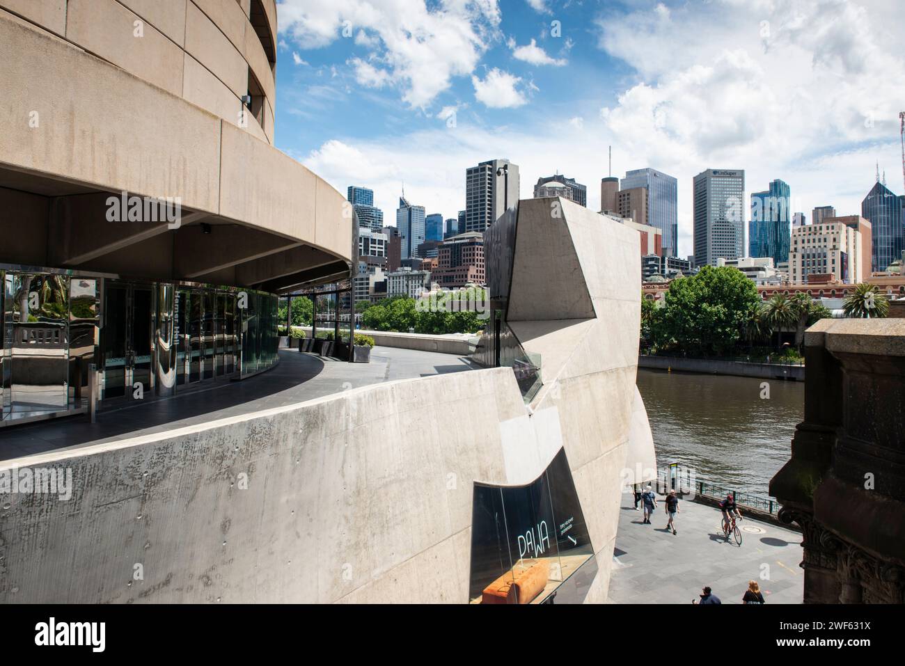 Skyline von Melbourne, Yarra River und Hamer Hall Arts Centre, Melbourne, Victoria, Australien Stockfoto