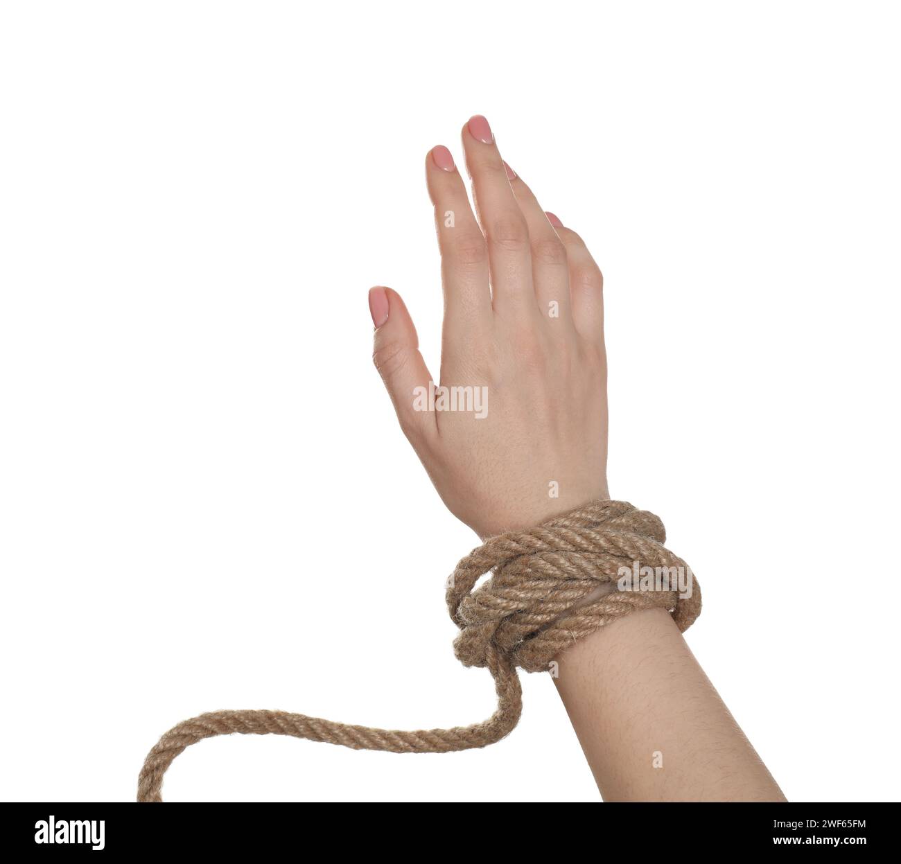 Freiheitskonzept. Frau mit Seil an der Hand vor weißem Hintergrund, Nahaufnahme Stockfoto