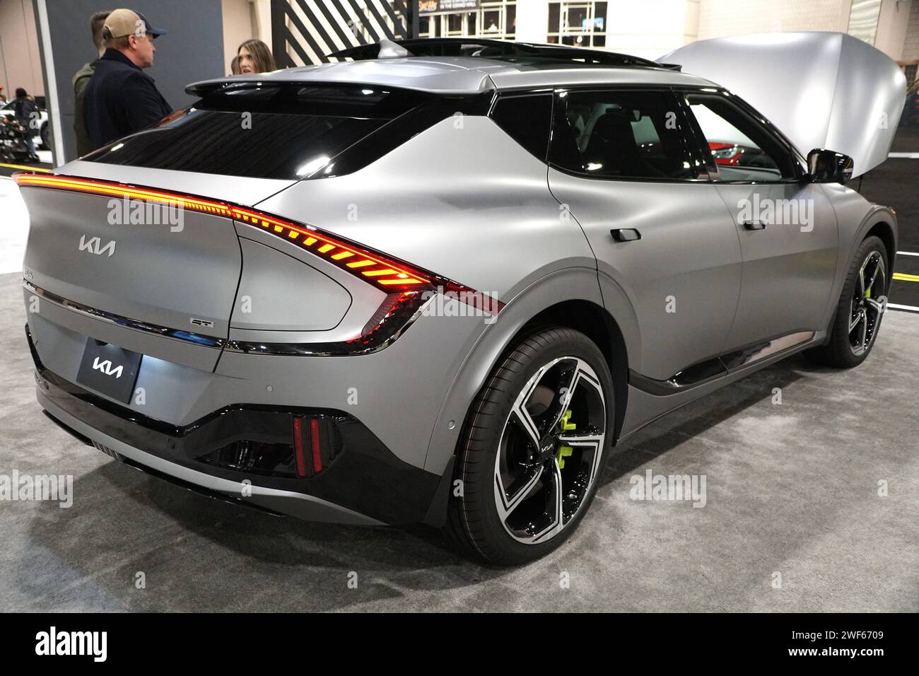 Philadelphia, Pennsylvania, USA - 14. Januar 2024 - die silberne Farbe des neuen 2024 Kia EV6 GT Stockfoto