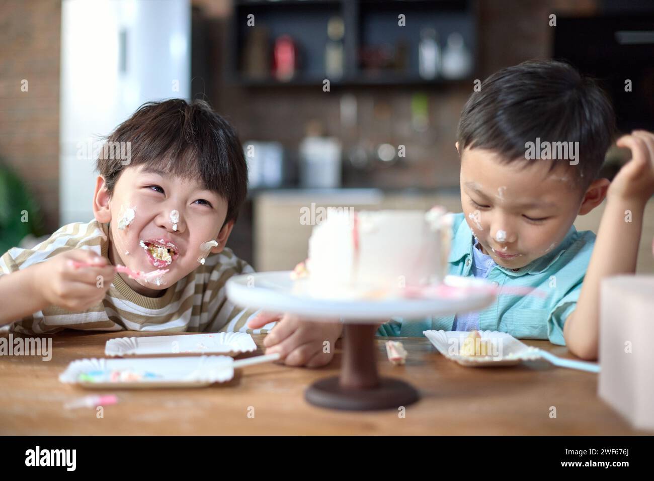 Zwei Brüder essen zusammen Geburtstagskuchen Stockfoto