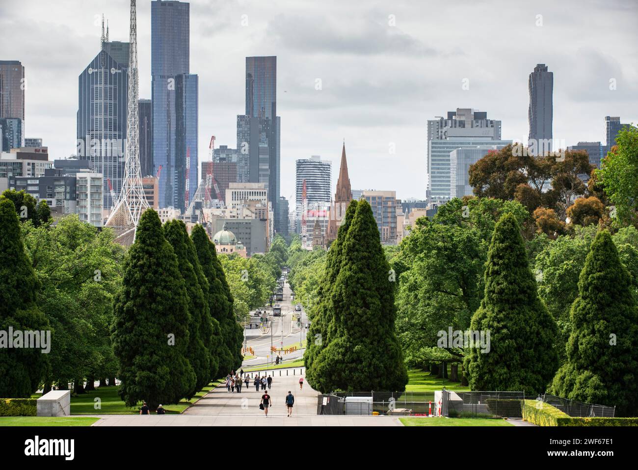 Blick auf die Skyline von Melbourne, St Kilda Road, Botanic Gardens, vom Shrine of Remembrance Stockfoto