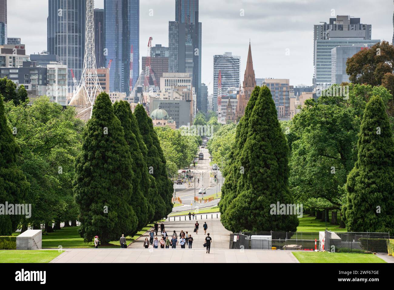 Blick auf die Skyline von Melbourne, St Kilda Road, Botanic Gardens, vom Shrine of Remembrance Stockfoto