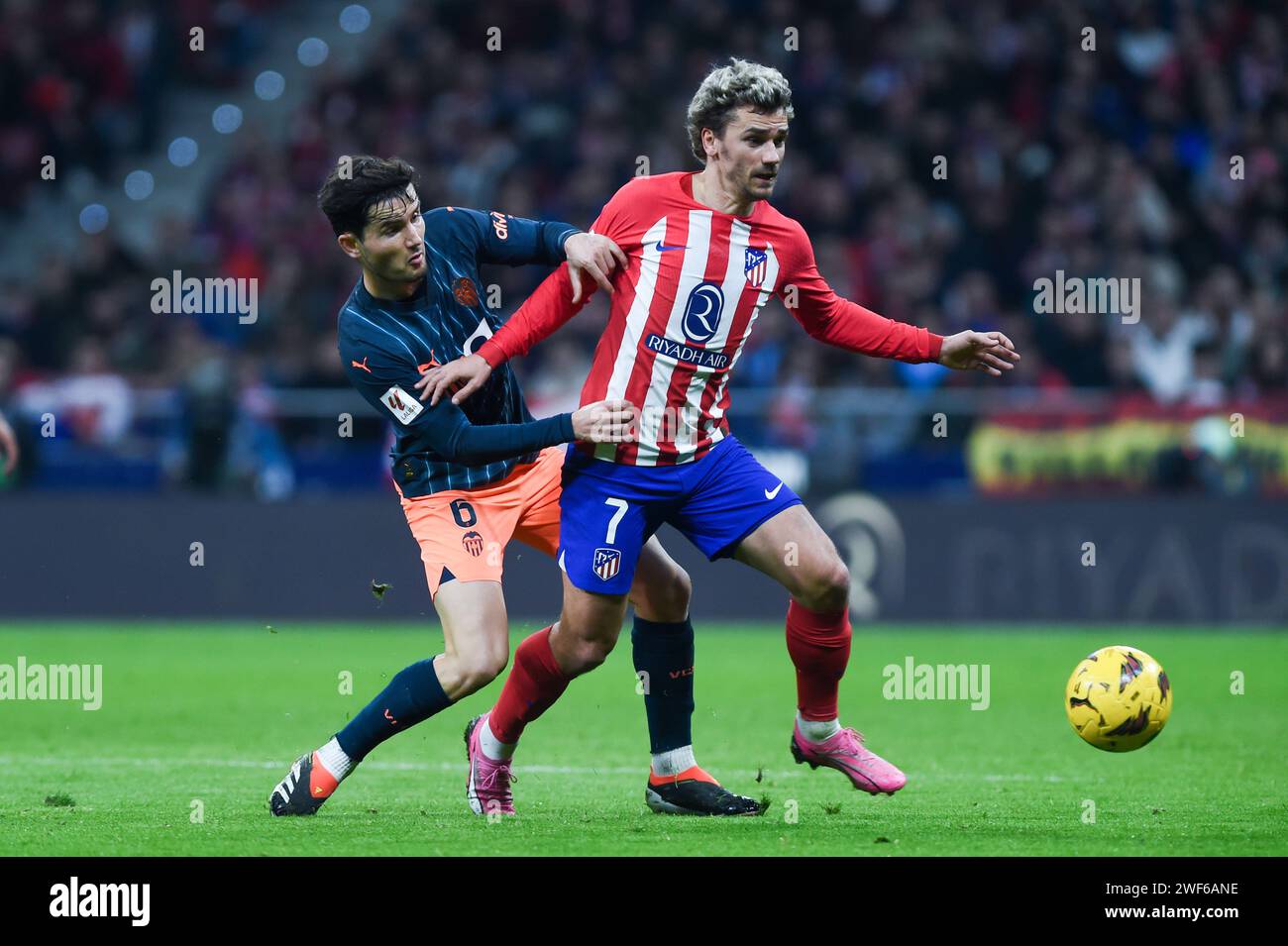 Madrid, Spanien. Januar 2024. Antoine Griezmann (R) von Atletico de Madrid streitet mit Hugo Guillamon von Valencia CF während eines Fußballspiels der La Liga zwischen Atletico de Madrid und Valencia CF am 28. Januar 2024 in Madrid, Spanien. Gustavo Valiente/Xinhua/Alamy Live News Stockfoto