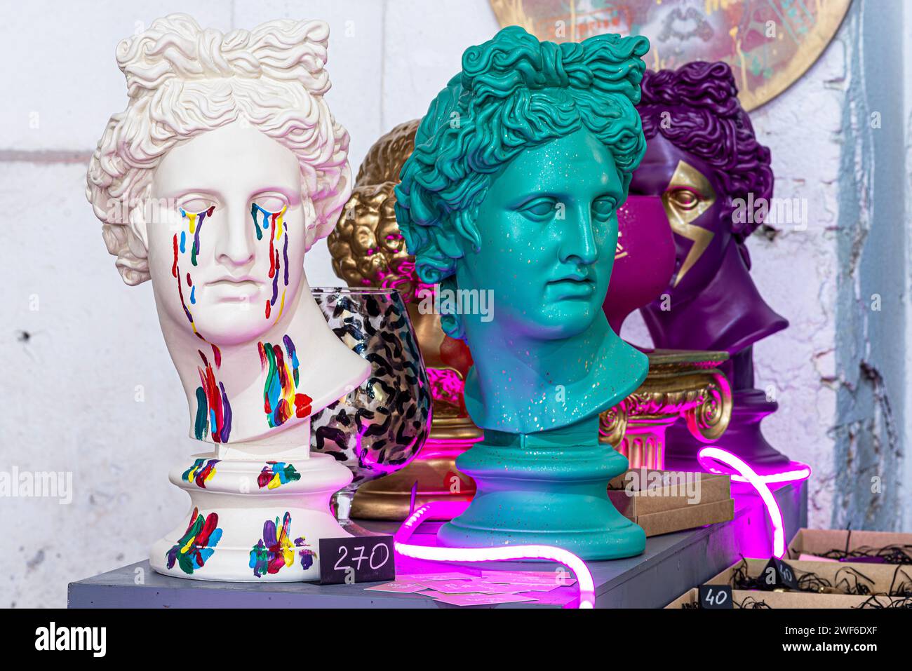 Gipsstatue von Apollos Kopf auf weißem Hintergrund Stockfoto Stockfoto