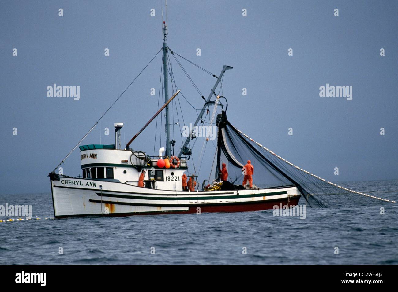 Kommerzielles Fischereifahrzeug Cheryl Ann Purse sein, das vor Hidden Falls, Chatham Strait, Südost-Alaska Lachse fischt Stockfoto