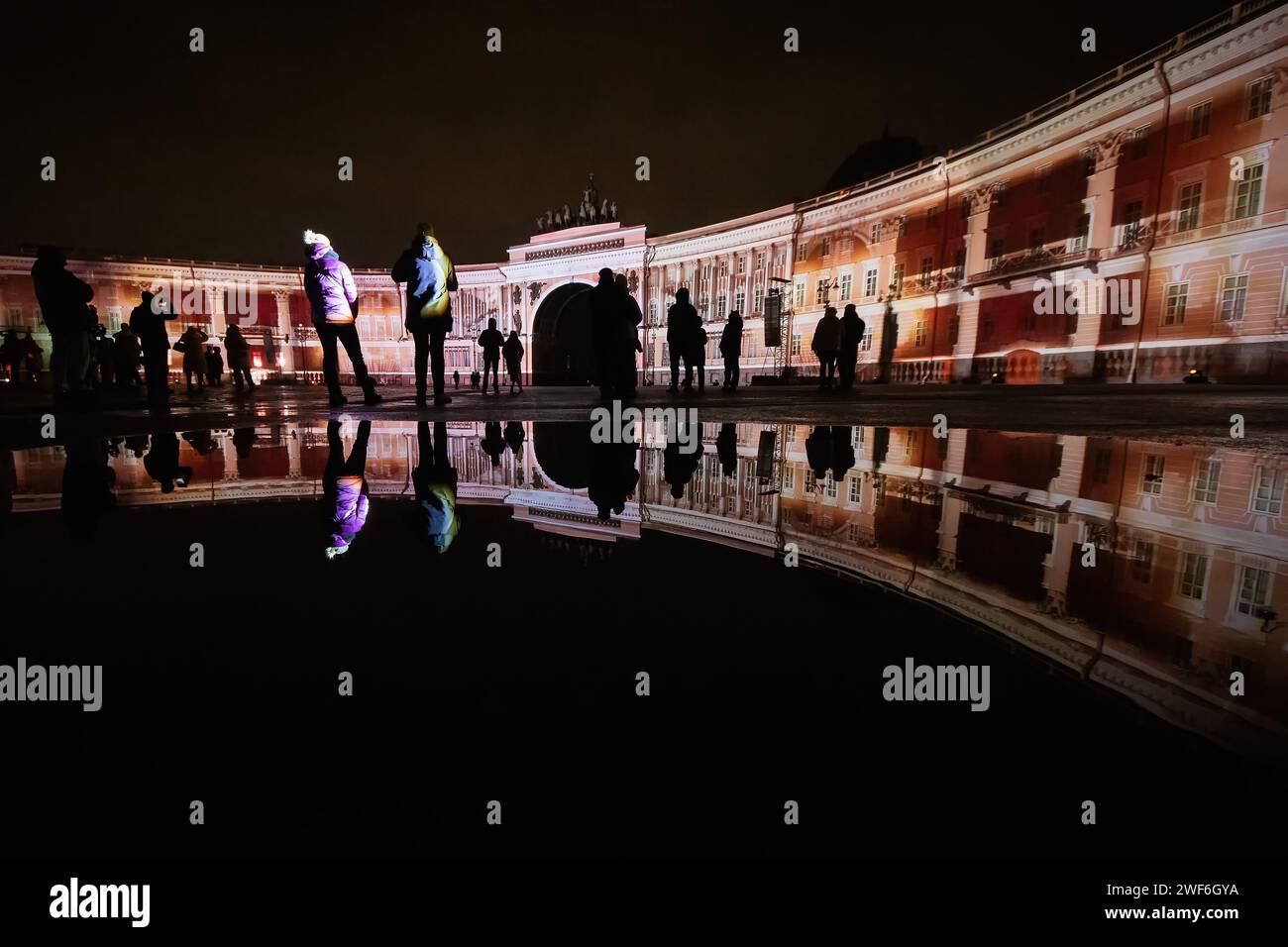 St. Petersburg, Russland. Januar 2024. Multimedia-Performance „Leningrad im Namen des Lebens“ auf dem Schlossplatz in St. Petersburg. St. Petersburg feiert ein wichtiges historisches Datum, 80 Jahre seit der vollständigen Befreiung Leningrads von der faschistischen Blockade. (Foto von Artem Priakhin/SOPA Images/SIPA USA) Credit: SIPA USA/Alamy Live News Stockfoto