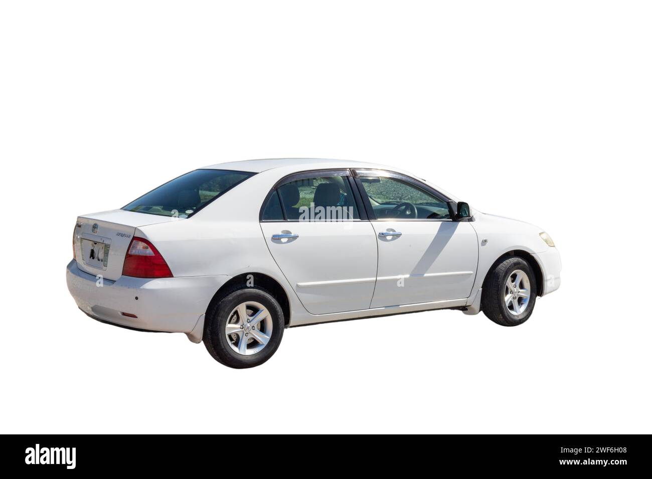 Weißer Toyota Corolla Sedan 2006 Seitenprofil: SWAT, Pakistan - 10. Oktober 2023. Stockfoto