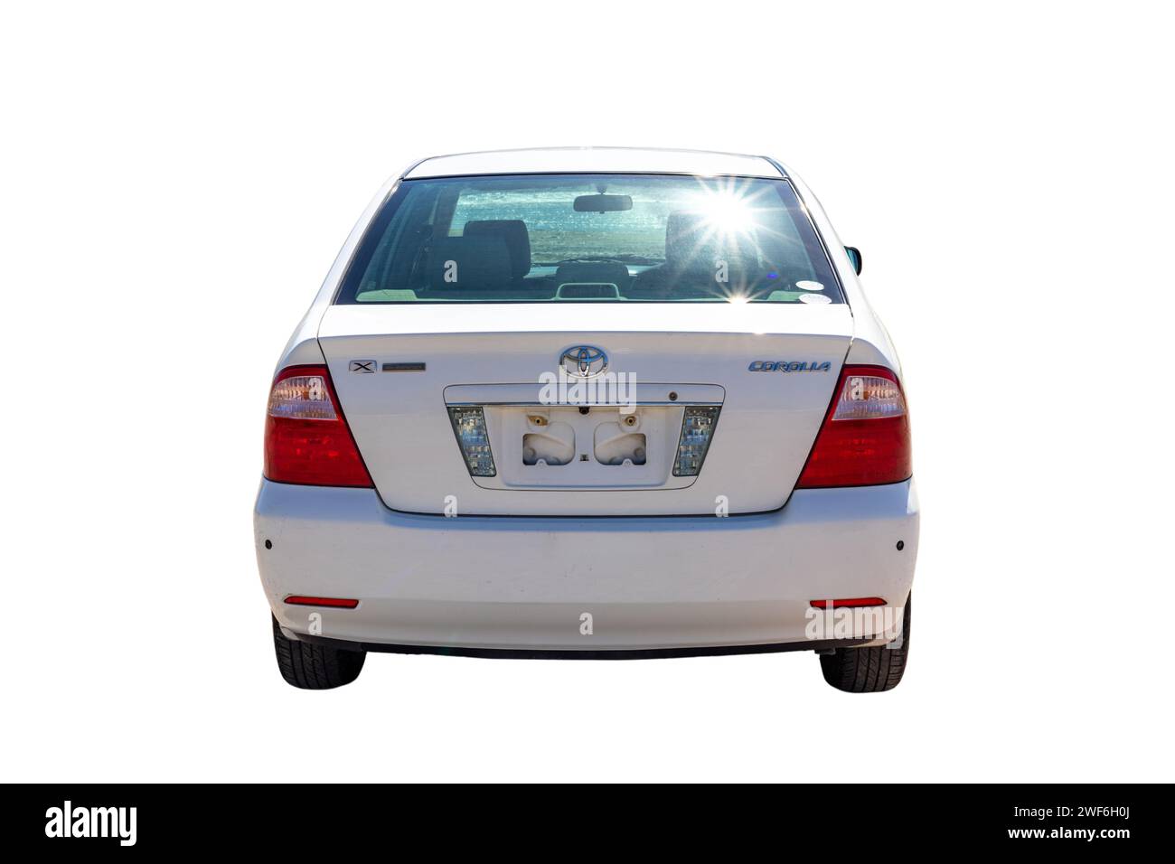 Toyota Corolla Sedan 2006 kompakte Stadt weiß Auto isoliert auf weißem Hintergrund: SWAT, Pakistan - 10 Oktober 2023. Stockfoto