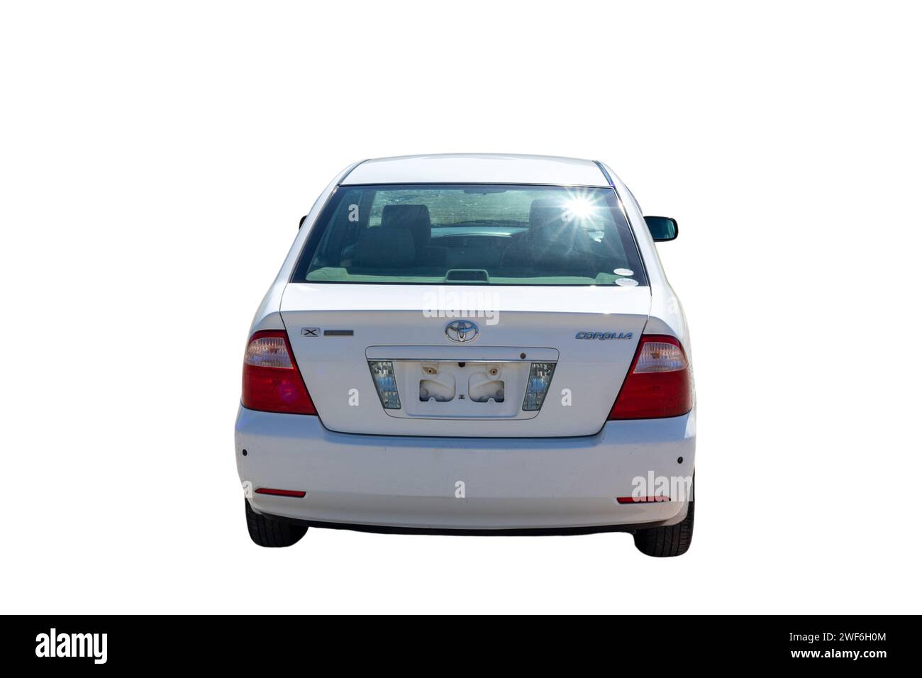 Toyota Corolla Limousine Auto Rückansicht auf weißem isolierten Hintergrund: SWAT, Pakistan - 10. Oktober 2023. Stockfoto