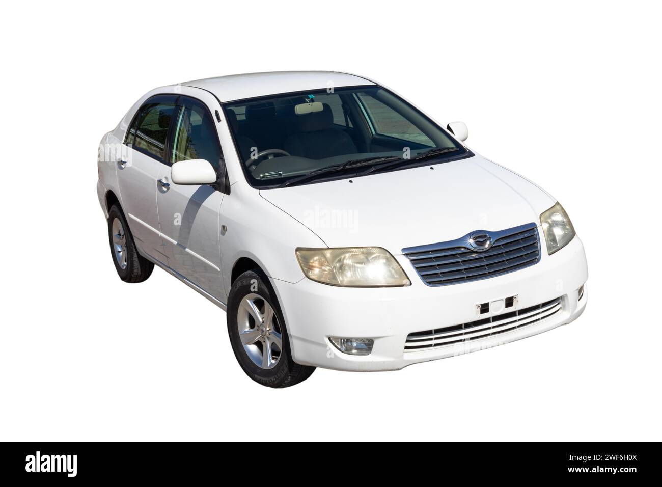 Toyota Corolla Sedan 2006 kompakte Stadt weiß Auto isoliert auf weißem Hintergrund: SWAT, Pakistan - 10 Oktober 2023. Stockfoto